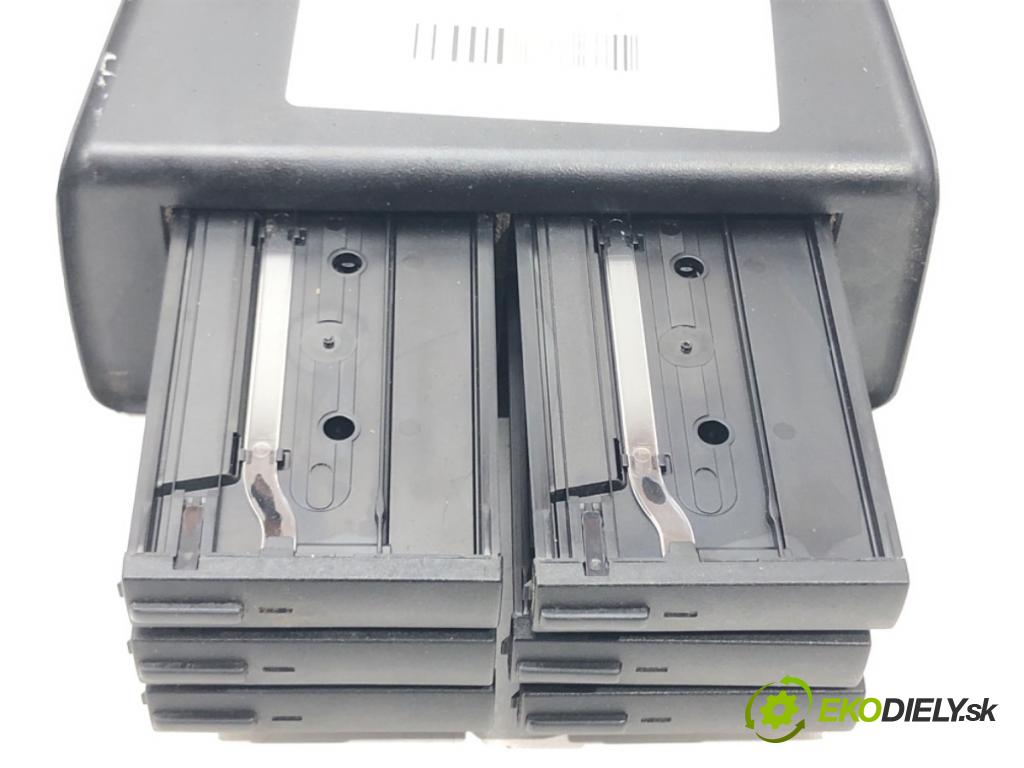 VW GOLF III (1H1) 1989 - 1998    ---  Priehradka, kastlík na kazety 1H1864117