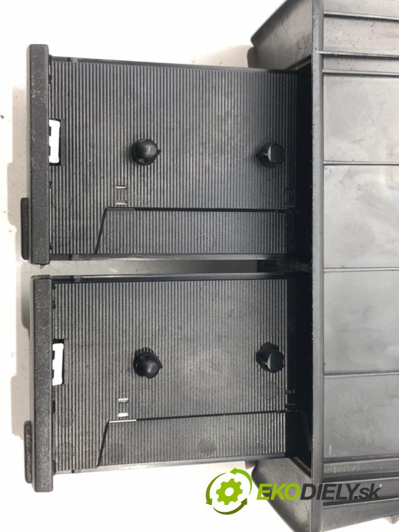 VW GOLF III (1H1) 1989 - 1998    ---  Priehradka, kastlík na kazety 1H1864117