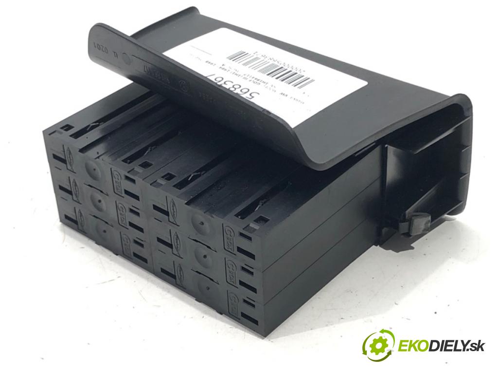 VW GOLF III (1H1) 1989 - 1998    ---  Priehradka, kastlík na kazety 1H1864117