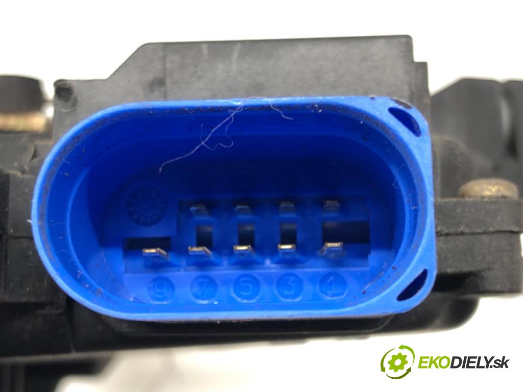 AUDI A3 (8P1) 2003 - 2013    2.0 TDI 16V 103 kW [140 KM] olej napędowy 2003 - 2  zámok dveře levý přední část 4E1837015