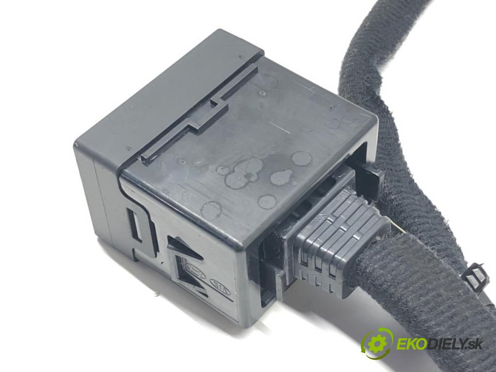 HYUNDAI KONA (OS, OSE, OSI) 2017 - 2022    1.0 T-GDi 88 kW [120 KM] benzyna 2017 - 2022  HNÍZDO: PORT USB Rúrka 96122-J9000