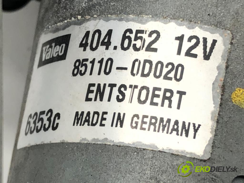 TOYOTA YARIS (_P1_) 1999 - 2005    1.0 (SCP10_) 48 kW [65 KM] benzyna 2003 - 2005  Mechanizmus stieračov predný 85110-0D020 (Motorčeky stieračov predné)