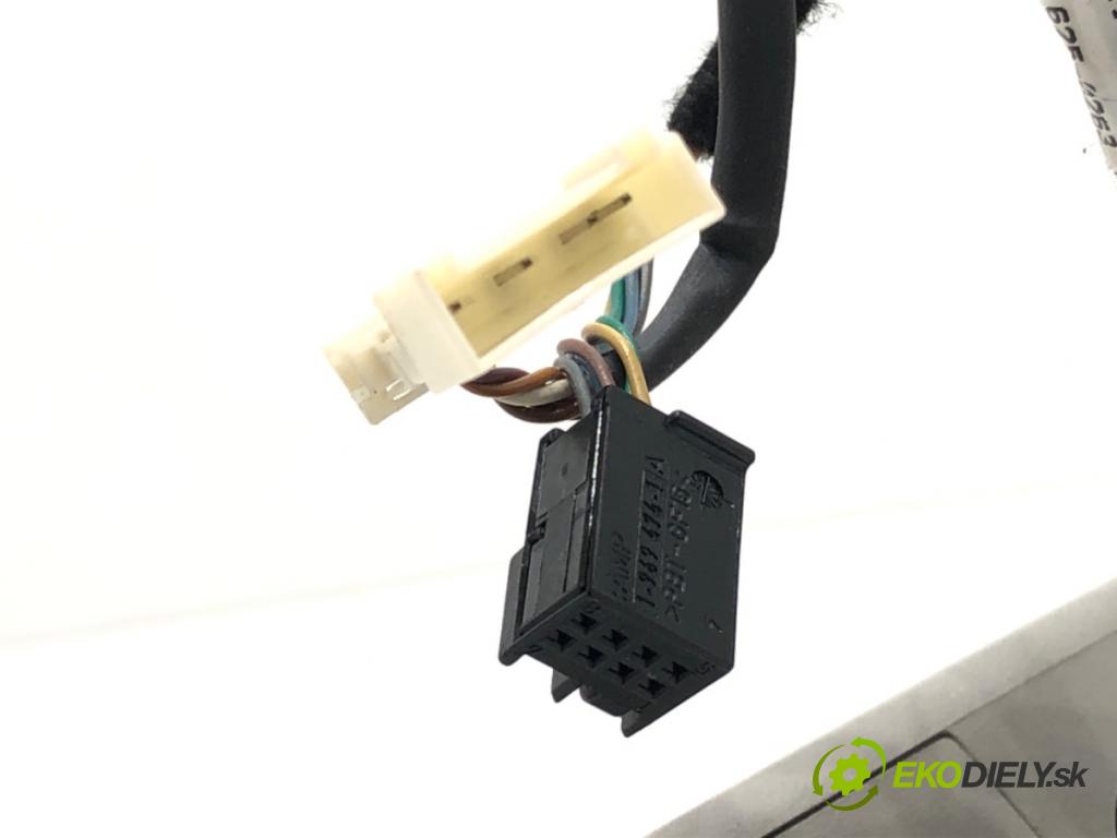 MERCEDES-BENZ CLS (C219) 2004 - 2011    CLS 320 CDI (219.322) 165 kW [224 KM] olej napędowy 2005 - 2010  zpětné zrcátko vnitřní  (Světla vnitřní)