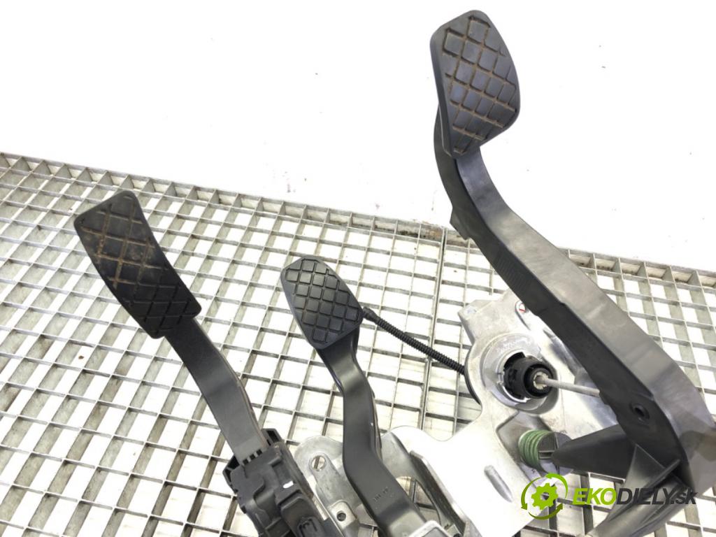 AUDI A4 B8 Avant (8K5) 2007 - 2015    2.0 TDI 125 kW [170 KM] olej napędowy 2008 - 2012  PEDÁL: 8K1721117 (Pedále)