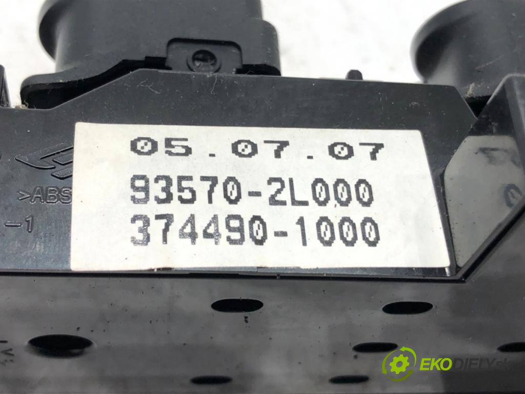 HYUNDAI i30 (FD) 2007 - 2012    2.0 105 kW [143 KM] benzyna 2007 - 2011  Prepínač okien 93570-2L000 (Prepínače, spínače, tlačidlá a ovládače kúrenia)