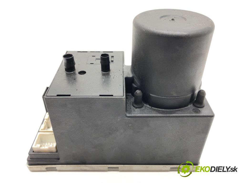 AUDI A4 B5 (8D2) 1994 - 2001    ---  pumpa centrálneho zámku 8D0862257G (Riadiace jednotky centrálneho zámku)