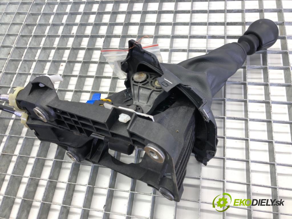 TOYOTA YARIS (_P21_, _PA1_, _PH1_) 2020 - 2022    1.5 (MXPA11) 92 kW [125 KM] benzyna 2020 - 2022  Kulisa 33530-02360 (Rýchlostné páky / kulisy)