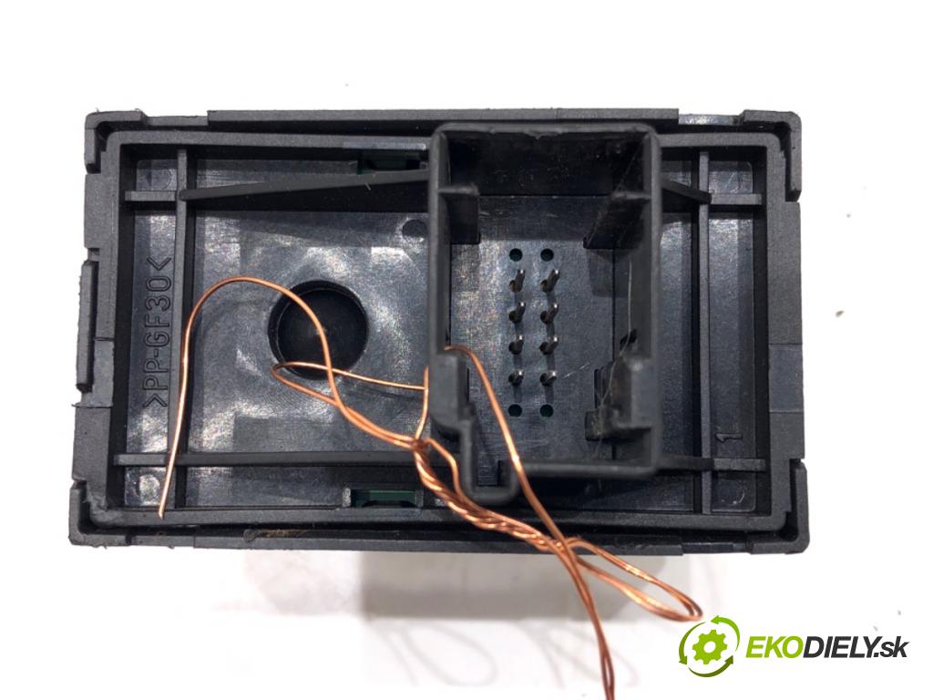 FIAT GRANDE PUNTO (199_) 2005 - 2022    1.4 (199AXB11, 199AXB1A, 199BXB1A, 199AXL1A) 57 kW [77 KM] benzyna 2005 - 2015  Prepínač nastavenia spätných zrkadiel  (Prepínače, spínače, tlačidlá a ovládače kúrenia)
