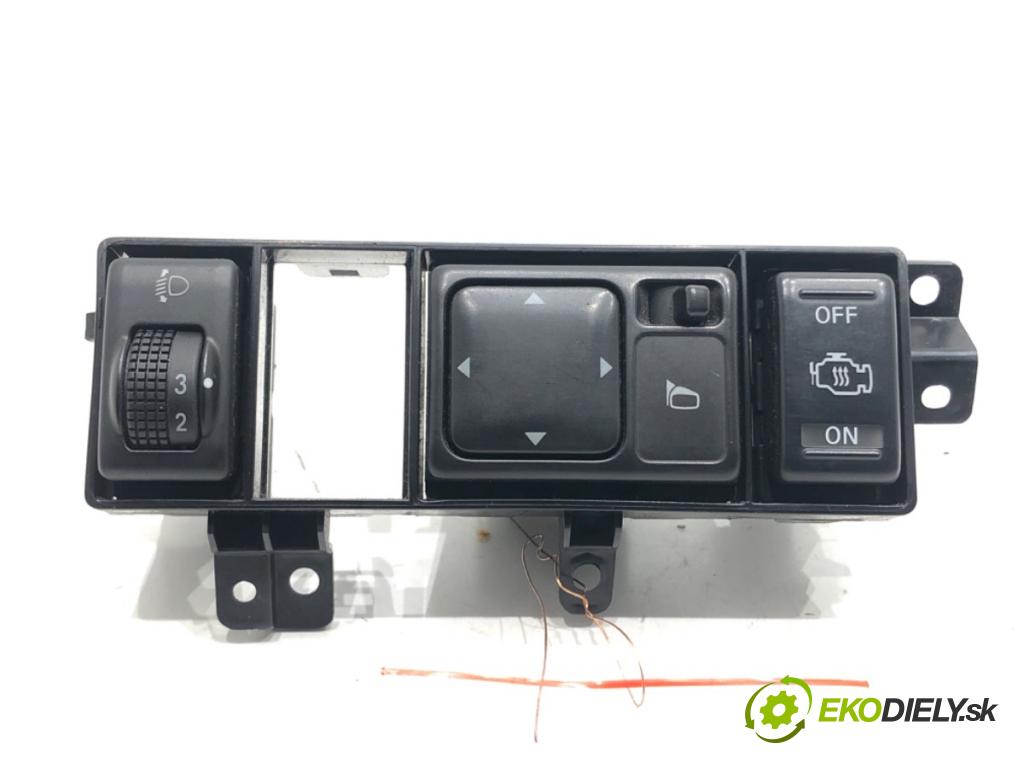 NISSAN PATHFINDER III (R51) 2005 - 2022    2.5 dCi 4WD 126 kW [171 KM] olej napędowy 2006 - 2  Prepínač nastavenia spätných zrkadiel 25190EB31A (Prepínače, spínače, tlačidlá a ovládače kúrenia)