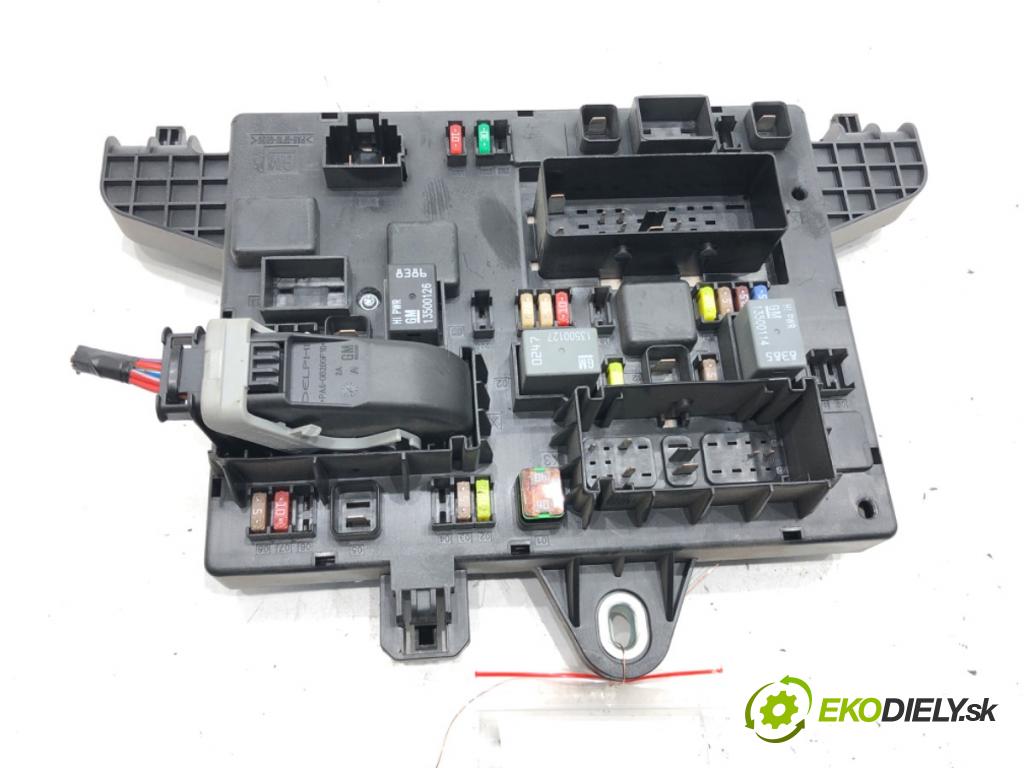 OPEL ASTRA J (P10) 2009 - 2015    1.4 Turbo (68) 103 kW [140 KM] benzyna 2009 - 2015  modul BSI 13302301 (Pojistkové skříňky)