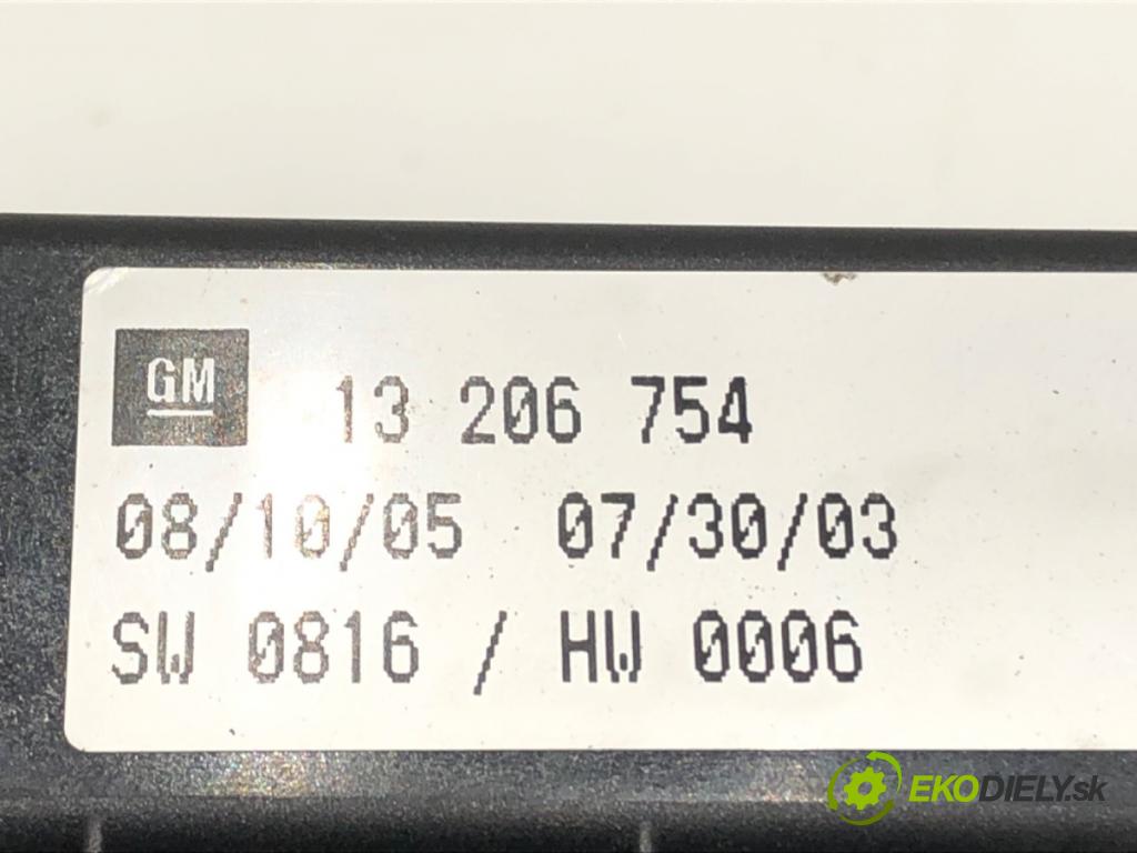 OPEL ZAFIRA B Nadwozie pełne/minivan (A05) 2005 - 2015    1.9 CDTI VAN (M75) 88 kW [120 KM] olej napędowy 2005 - 2015  skříňka poistková 13206754 (Pojistkové skříňky)