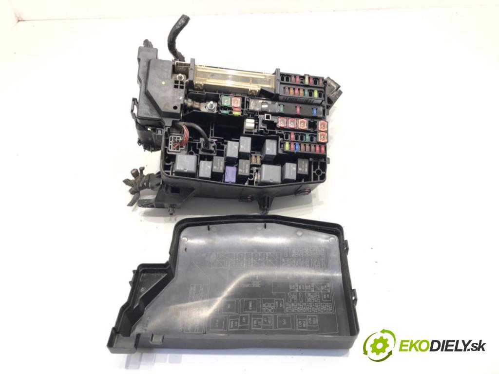 TOYOTA AURIS Kombi (_E18_) 2013 - 2018    1.6 D4-D (WWE185_) 82 kW [112 KM] olej napędowy 20  skříňka poistková 82662-02A80 (Pojistkové skříňky)