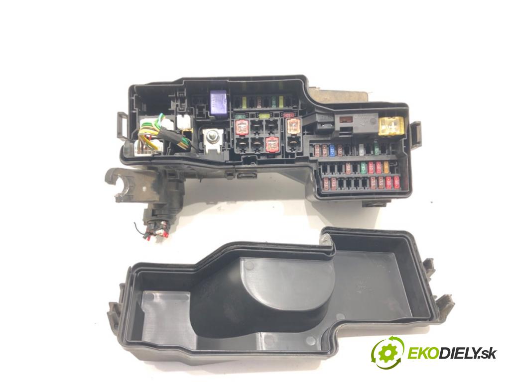 TOYOTA AYGO (_B4_) 2014 - 2022    1.0 VVTi (KGB40) 53 kW [72 KM] benzyna 2018 - 2022  skříňka poistková 821110HY90B (Pojistkové skříňky)