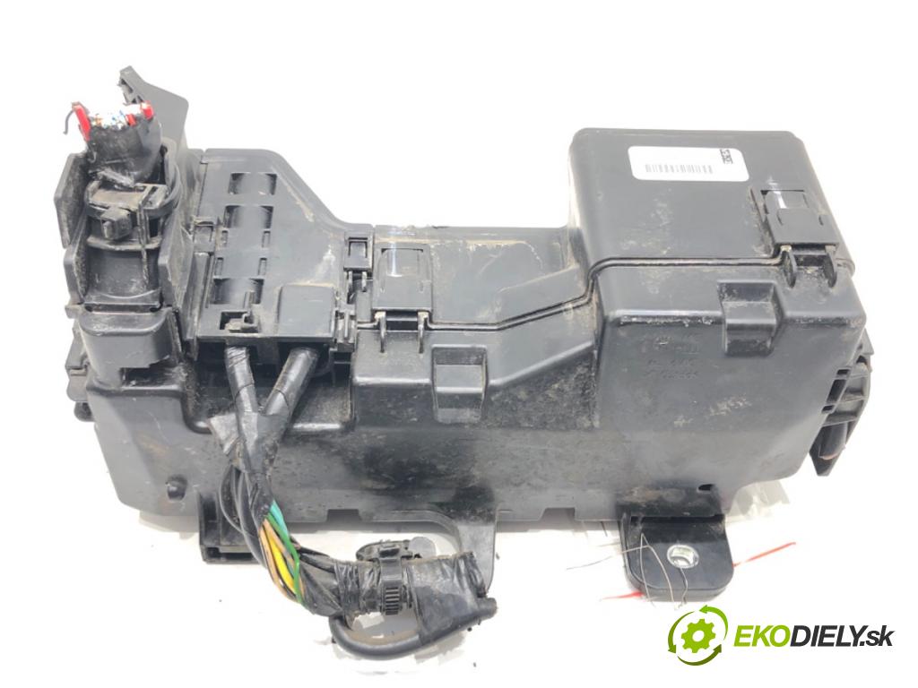 TOYOTA AYGO (_B4_) 2014 - 2022    1.0 VVTi (KGB40) 53 kW [72 KM] benzyna 2018 - 2022  skříňka poistková 821110HY90B (Pojistkové skříňky)