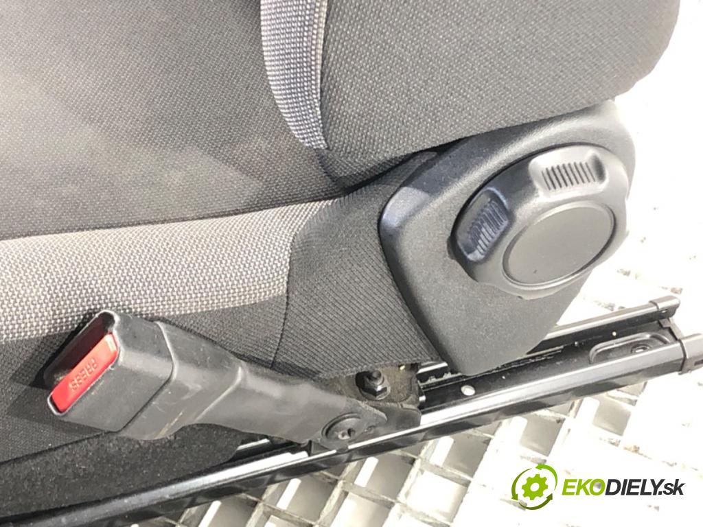 TOYOTA AYGO (_B4_) 2014 - 2022    1.0 VVTi (KGB40) 53 kW [72 KM] benzyna 2018 - 2022  Sedadlo pravy predný