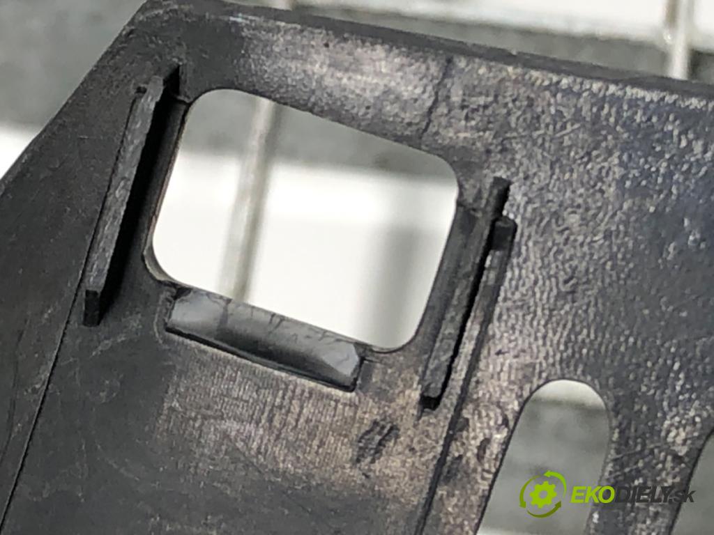 VW GOLF V (1K1) 2003 - 2010    1.9 TDI 77 kW [105 KM] olej napędowy 2003 - 2008  mřížka maska 1K0853655A (Mřížky (masky) chladičů)