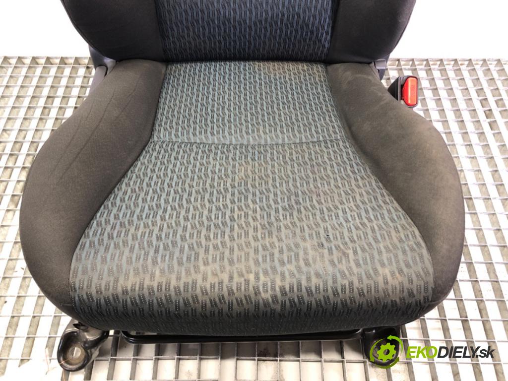 TOYOTA YARIS (_P13_) 2010 - 2022    1.0 (KSP130_) 51 kW [69 KM] benzyna 2010 - 2022  Sedadlo pravy predný