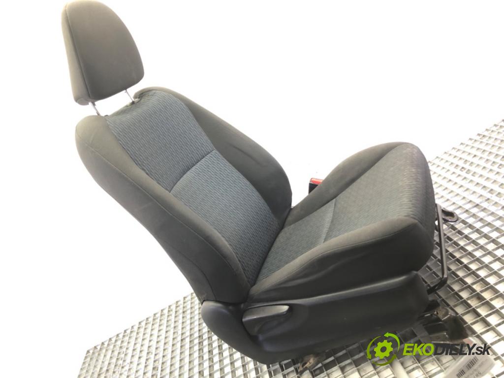TOYOTA YARIS (_P13_) 2010 - 2022    1.0 (KSP130_) 51 kW [69 KM] benzyna 2010 - 2022  Sedadlo pravy predný