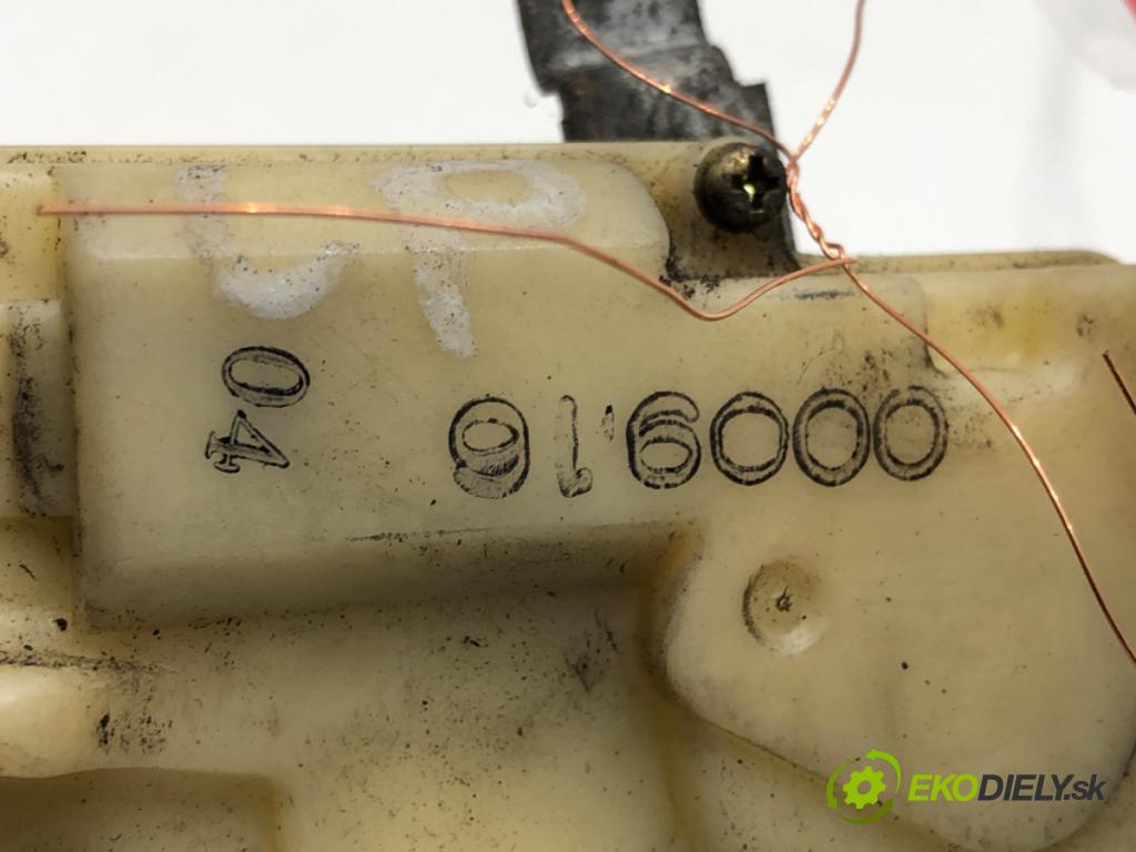 TOYOTA YARIS (_P1_) 1999 - 2005    1.0 (SCP10_) 50 kW [68 KM] benzyna 1999 - 2005  zámok dveře levý přední část