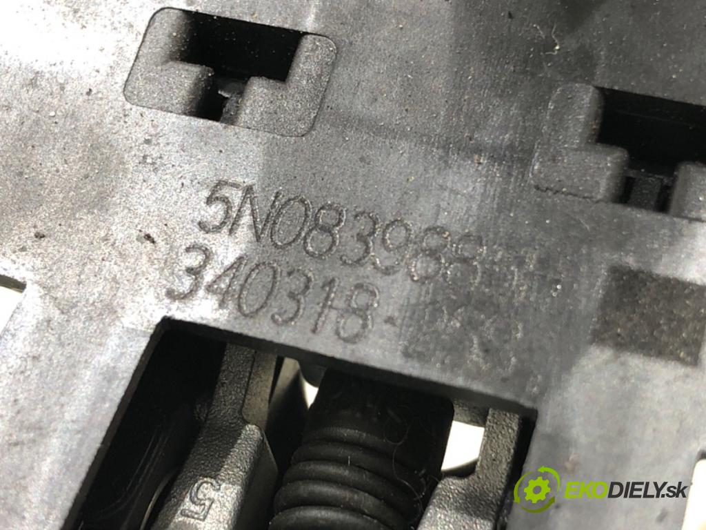 SKODA FABIA III (NJ3) 2014 - 2022    1.0 TSI 70 kW [95 KM] benzyna 2014 - 2022  Kľučka vonkajšia pravy zad