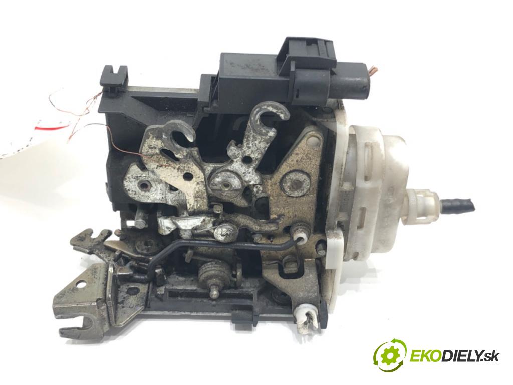 AUDI A3 (8L1) 1996 - 2006    1.9 TDI 66 kW [90 KM] olej napędowy 1996 - 2001  zámok dveře pravý přední část 8L1837016A
