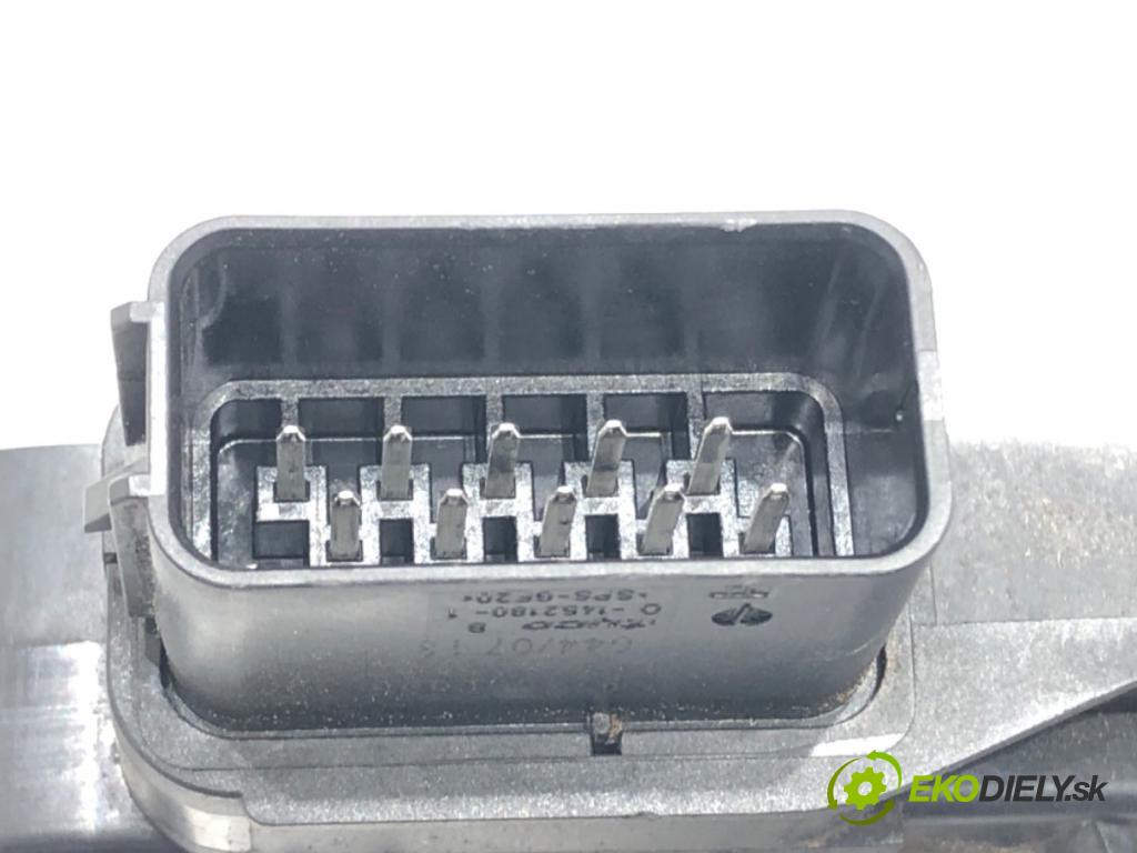 VOLVO V50 Kombi 2007 100 kW 2.0 D 1998 zámok Dvere ľavy predný 30753658