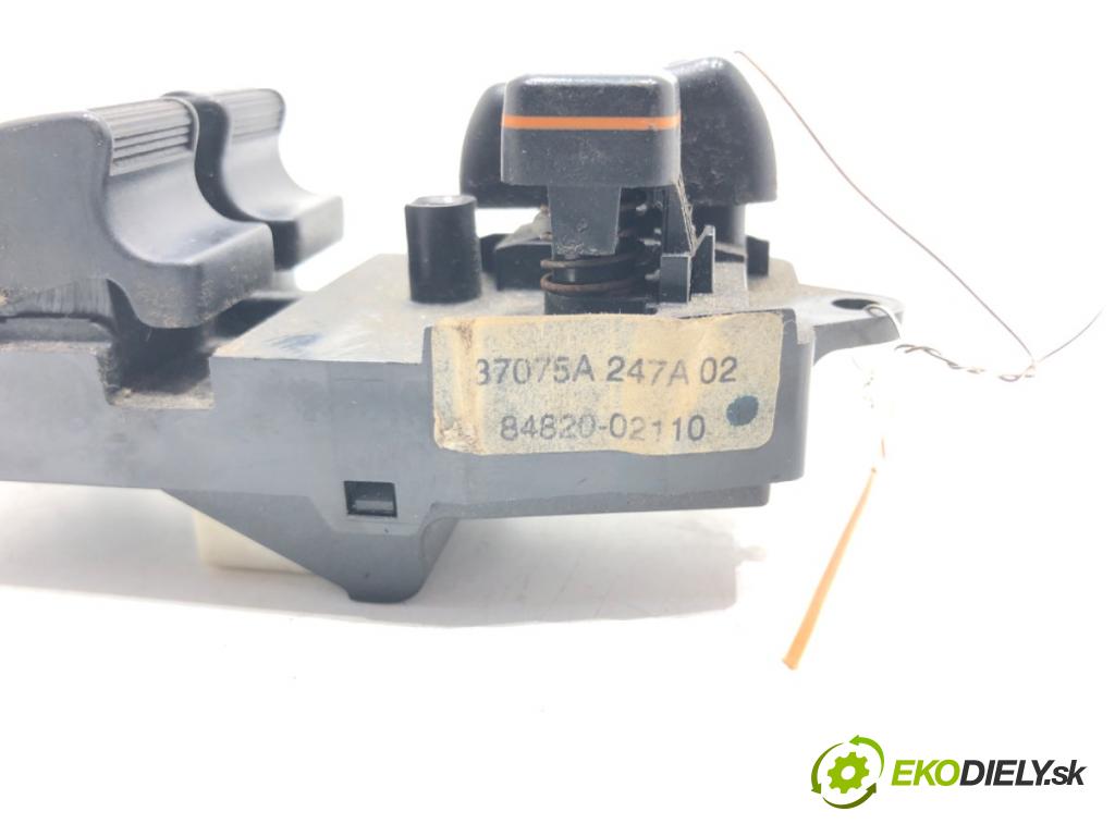 TOYOTA COROLLA (_E12_) 2001 - 2007    2.0 D-4D (CDE120R_, CDE120L_) 85 kW [116 KM] olej napędowy 2003 - 2007  Prepínač okien 84820-02110 (Prepínače, spínače, tlačidlá a ovládače kúrenia)