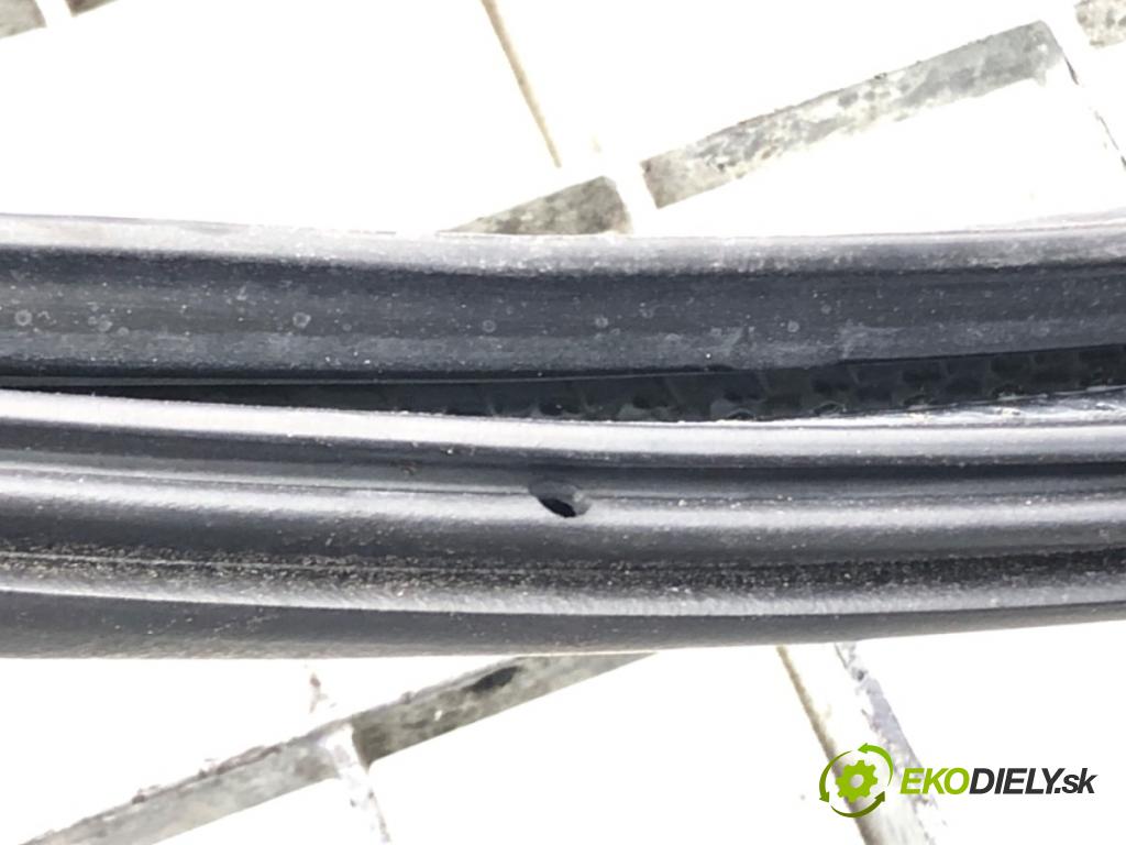 AUDI Q5 (8RB) 2008 - 2017    3.0 TDI quattro 180 kW [245 KM] olej napędowy 2012 - 2017  těsnění dveře zadní část pravá  (Ostatní)