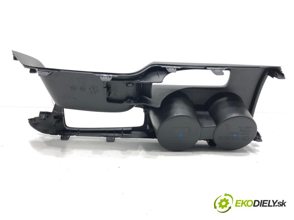 MAZDA 2 (DL, DJ) 2014 - 2022    1.5 SKYACTIV-G 66 kW [90 KM] benzyna 2014 - 2017  Držiak na nápoje DA6C-64431 (Úchyty, držiaky na nápoje)