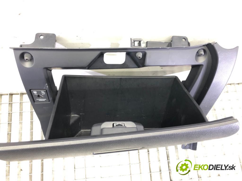 MAZDA 2 (DL, DJ) 2014 - 2022    1.5 SKYACTIV-G 66 kW [90 KM] benzyna 2014 - 2017  Priehradka, kastlík spolujazdca DA6C-64261 (Priehradky, kastlíky)