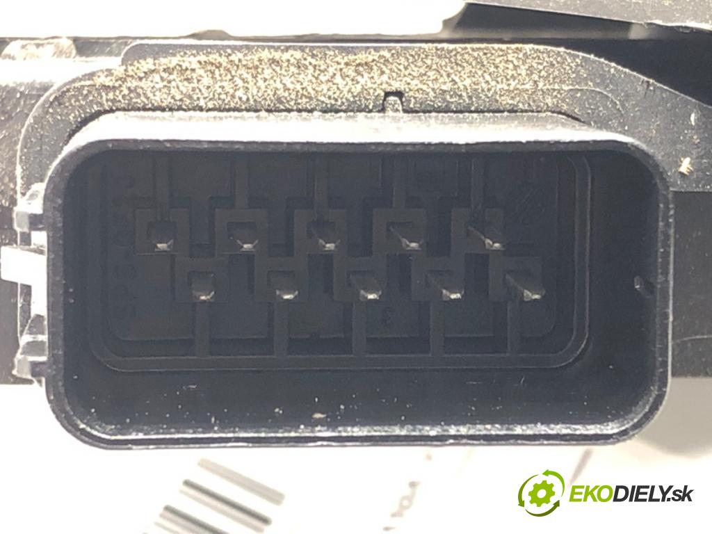 VOLVO V50 (545) 2003 - 2012    2.0 D 100 kW [136 KM] olej napędowy 2004 - 2010  zámok dveře pravý zadní část