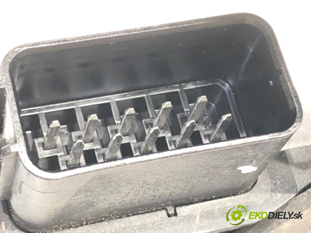 VOLVO V50 (545) 2003 - 2012    2.0 D 100 kW [136 KM] olej napędowy 2004 - 2010  zámok dveře levý zadní část 30699111