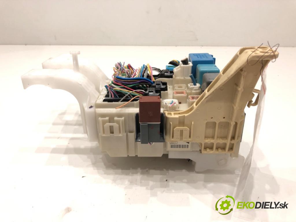 TOYOTA YARIS (_P9_) 2005 - 2014    1.3 VVT-i (SCP90_) 64 kW [87 KM] benzyna 2005 - 2010  modul BSI  (Pojistkové skříňky)