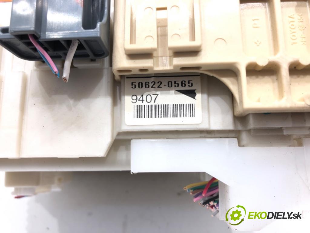 TOYOTA YARIS (_P9_) 2005 - 2014    1.3 VVT-i (SCP90_) 64 kW [87 KM] benzyna 2005 - 2010  modul BSI  (Pojistkové skříňky)