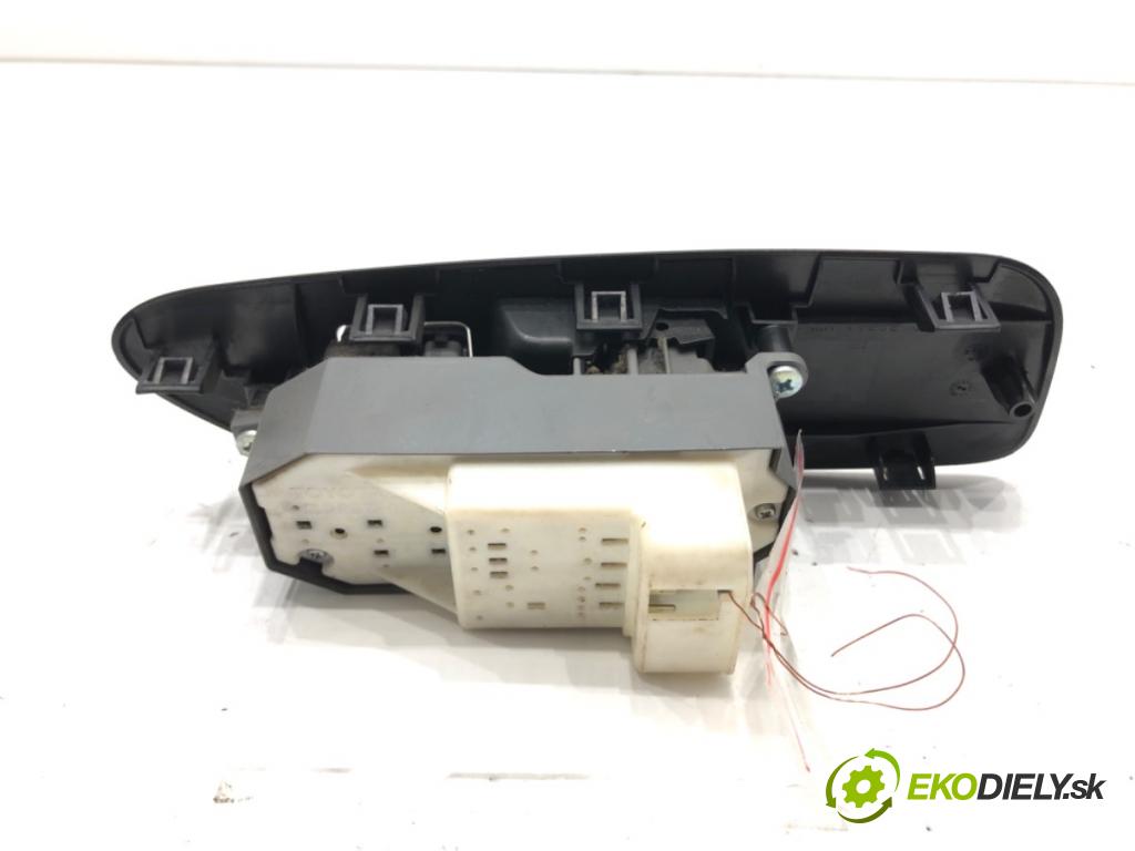 TOYOTA AURIS (_E15_) 2006 - 2012    1.4 D-4D (NDE150_) 66 kW [90 KM] olej napędowy 2007 - 2012  Prepínač okien  (Prepínače, spínače, tlačidlá a ovládače kúrenia)