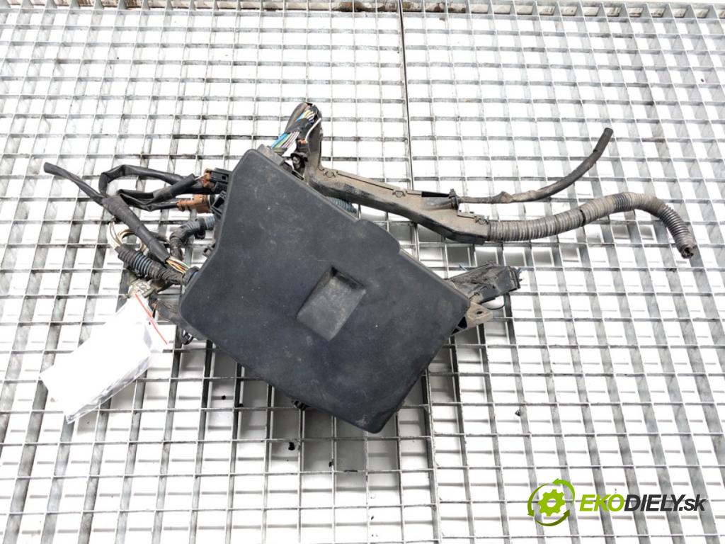 TOYOTA AURIS (_E15_) 2006 - 2012    1.4 D-4D (NDE150_) 66 kW [90 KM] olej napędowy 2007 - 2012  skříňka poistková 82662-02230 (Pojistkové skříňky)