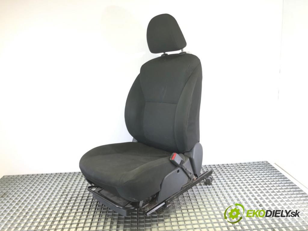 TOYOTA AURIS (_E15_) 2006 - 2012    1.4 D-4D (NDE150_) 66 kW [90 KM] olej napędowy 2007 - 2012  Sedadlo pravy predný