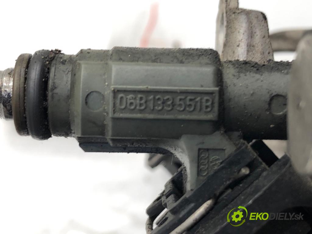 AUDI A4 B5 (8D2) 1994 - 2001    1.8 T 110 kW [150 KM] benzyna 1995 - 2000  Lišta vstrekovacia 06B133551B (Vstrekovacie lišty)