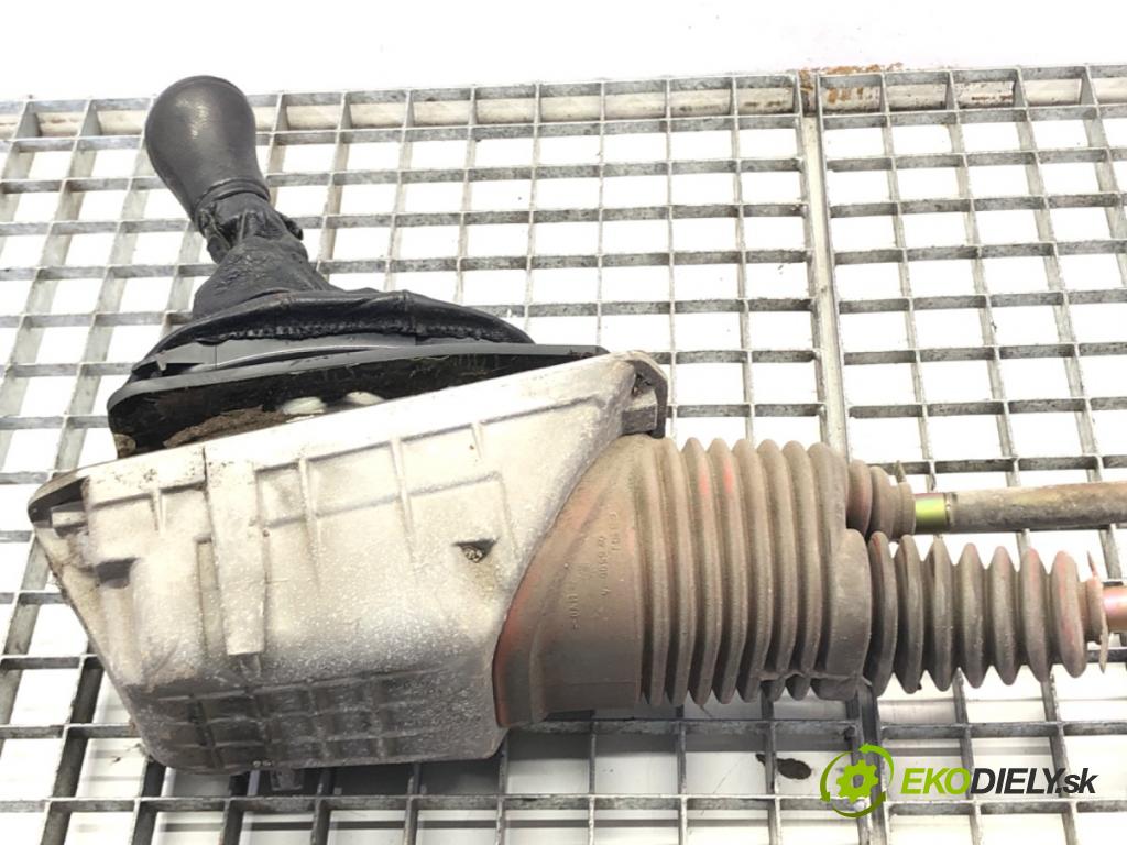 AUDI A4 B5 (8D2) 1994 - 2001    1.6 74 kW [100 KM] benzyna 1994 - 2000  Kulisa  (Rýchlostné páky / kulisy)