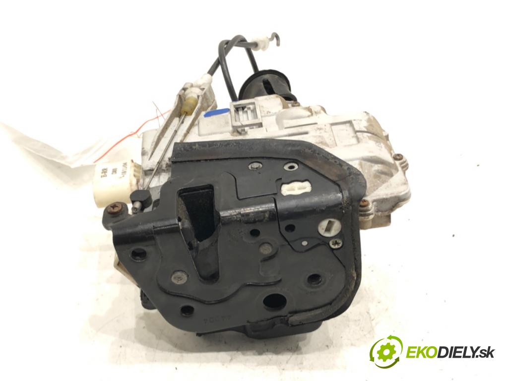 AUDI A4 B6 (8E2) 2000 - 2005    1.9 TDI 74 kW [101 KM] olej napędowy 2001 - 2004  zámok dveře pravý přední část 
