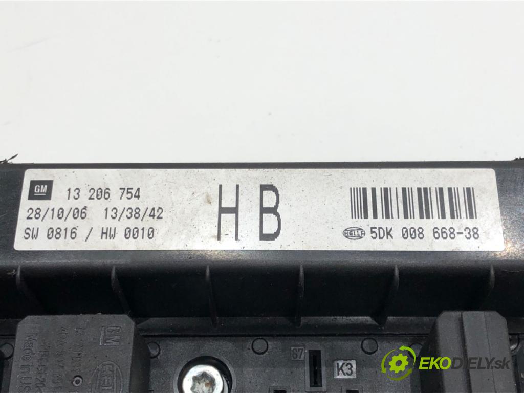 OPEL ZAFIRA B Nadwozie pełne/minivan (A05) 2005 - 2015    1.9 CDTI VAN (M75) 88 kW [120 KM] olej napędowy 2005 - 2015  skříňka poistková 13206754 (Pojistkové skříňky)