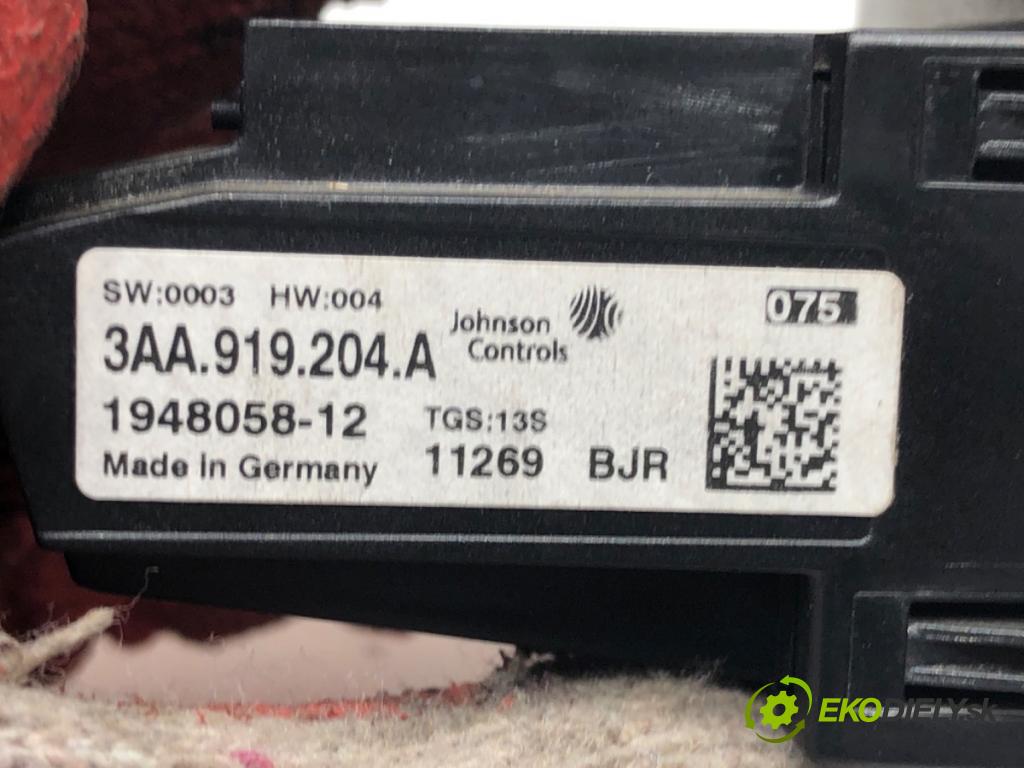 VW PASSAT B7 Variant (365) 2010 - 2015    2.0 TDI 103 kW [140 KM] olej napędowy 2010 - 2014  Displej 3AA919204A (Prístrojové dosky, displeje)