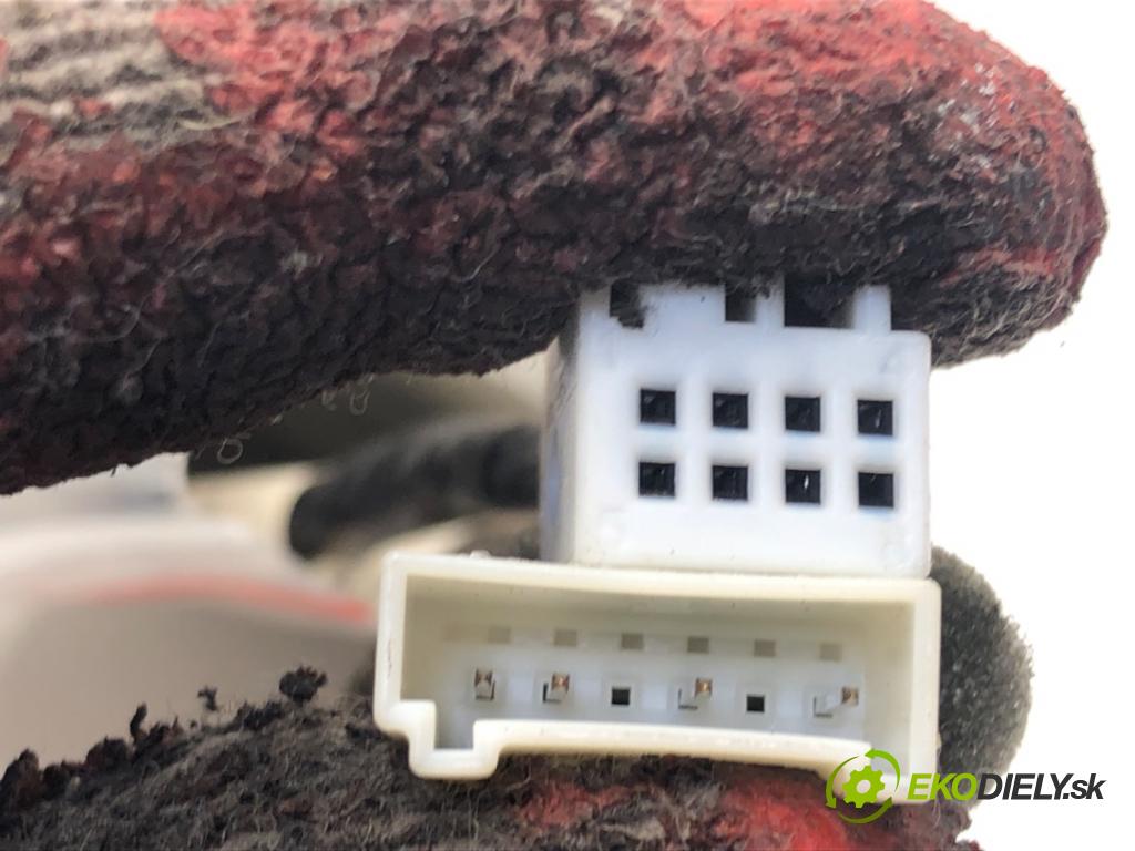 MERCEDES-BENZ KLASA C (W204) 2007 - 2015    C 200 CDI (204.001) 100 kW [136 KM] olej napędowy 2009 - 2014  zpětné zrcátko vnitřní GNTX-822 (Světla vnitřní)