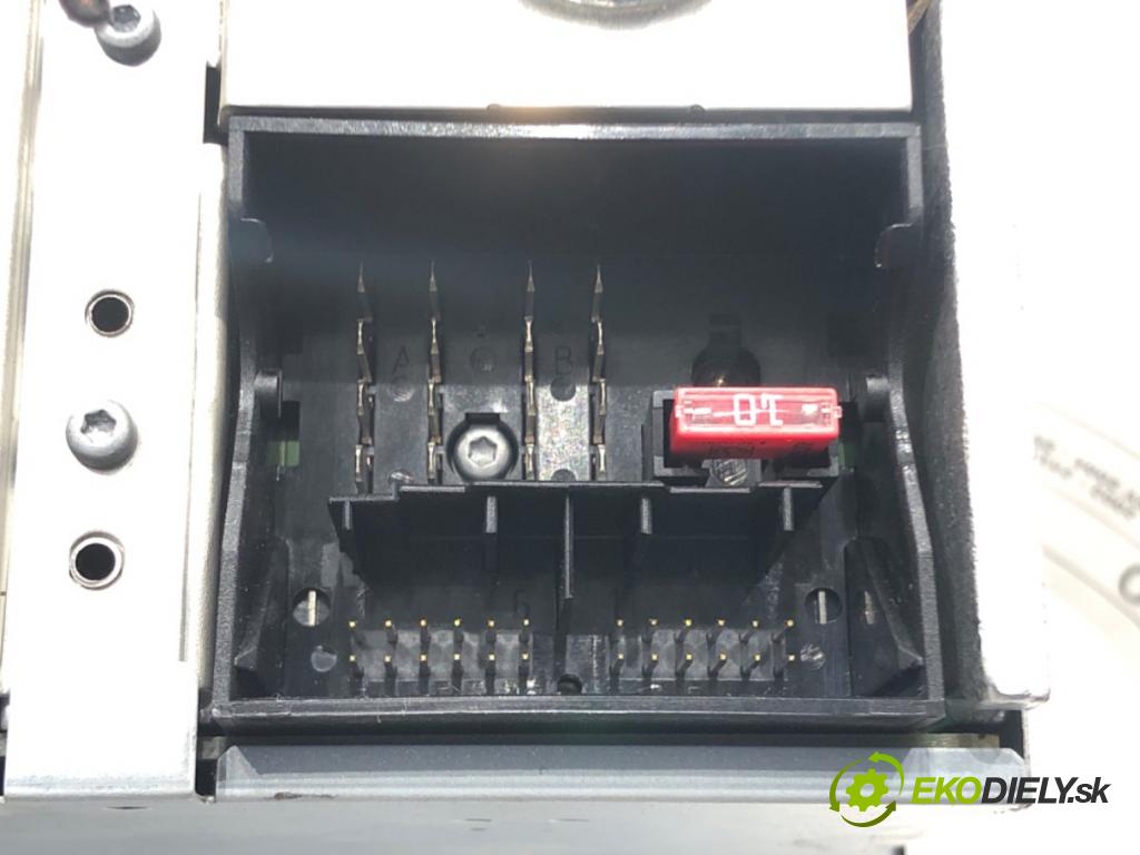 VW TOUAREG (7LA, 7L6, 7L7) 2002 - 2013    3.0 V6 TDI 165 kW [225 KM] olej napędowy 2004 - 2010  RADIO mavigace 7L6035191R (Audio zařízení)