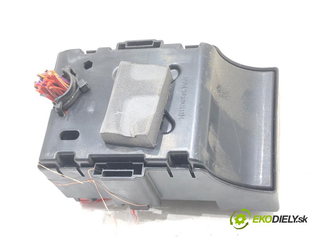 OPEL CORSA E (X15) 2014 - 2022    1.4 (08, 68) 66 kW [90 KM] benzyna 2014 - 2022  skříňka poistková 2B0Z4010F (Pojistkové skříňky)