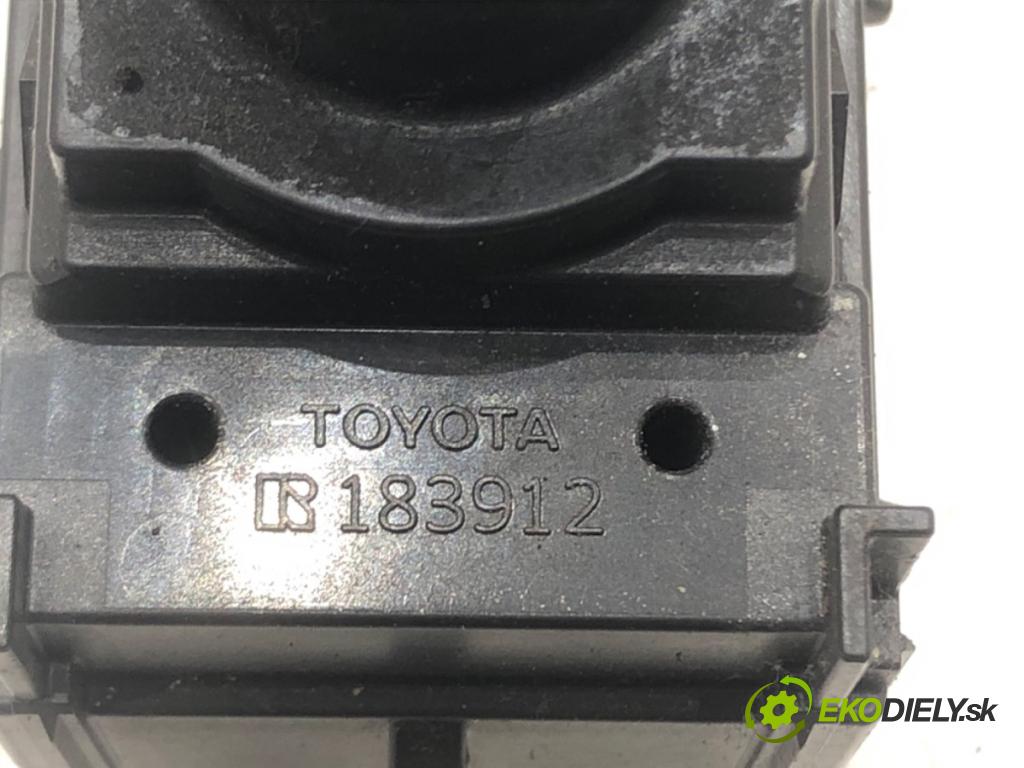 TOYOTA COROLLA liftback (_E21_) 2018 - 2022    1.8 Hybrid (ZWE211) 72 kW [98 KM] Hybryda silnik benzynowy / elektryczny 2018 - 2022  Prepínač nastavenia spätných zrkadiel 183912 (Prepínače, spínače, tlačidlá a ovládače kúrenia)