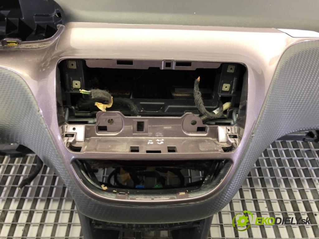 PEUGEOT 2008 I SUV 2014 68 kW 1.6 HDi 1560 palubní doska AirBag spolujezdce volantu 9672848580