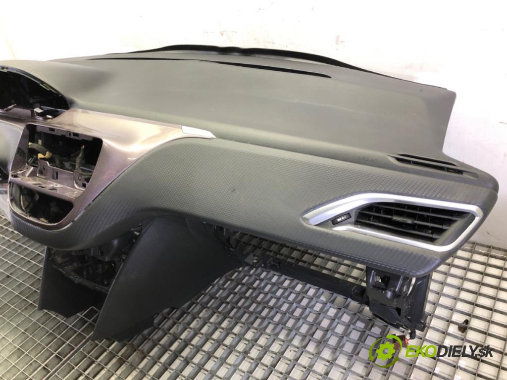 PEUGEOT 2008 I SUV 2014 68 kW 1.6 HDi 1560 palubní doska AirBag spolujezdce volantu 9672848580