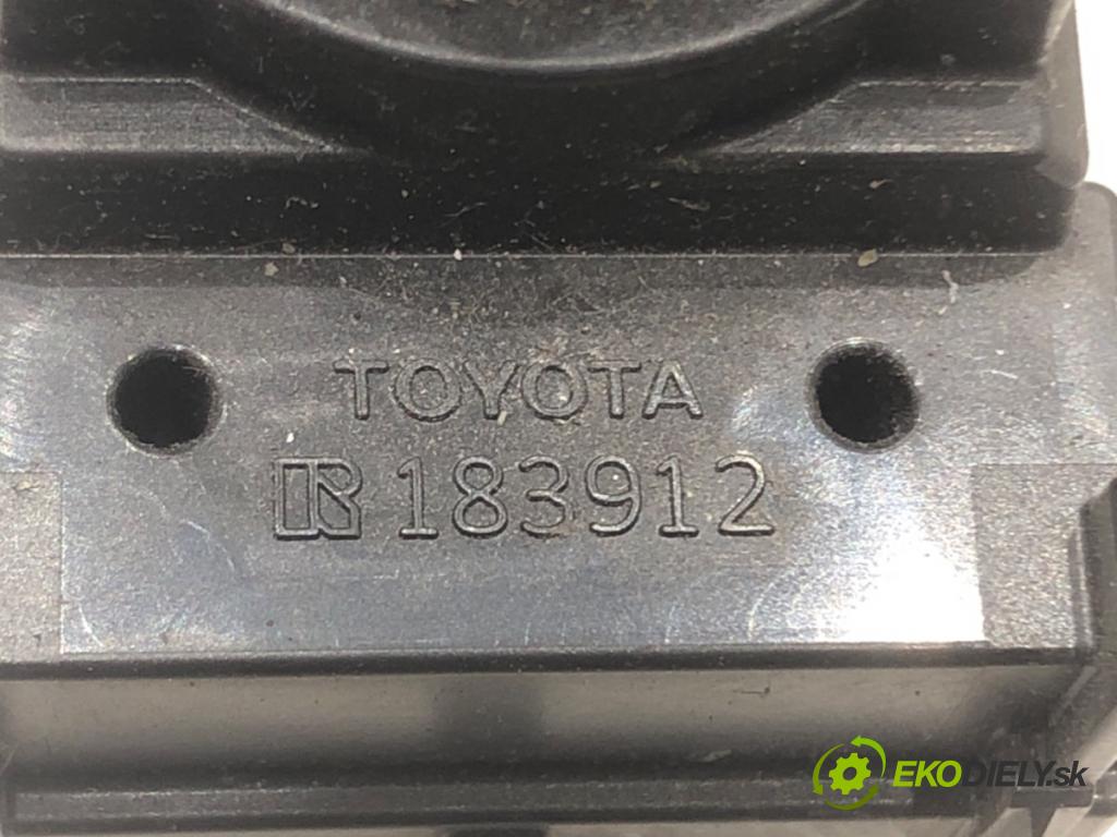 TOYOTA COROLLA sedan (_E21_) 2019 - 2022    1.8 VVTi Hybrid (ZWE211, MZEA12) 72 kW [98 KM] Hybryda silnik benzynowy / elektryczny 2019 - 2022  Prepínač nastavenia spätných zrkadiel 183912 (Prepínače, spínače, tlačidlá a ovládače kúrenia)