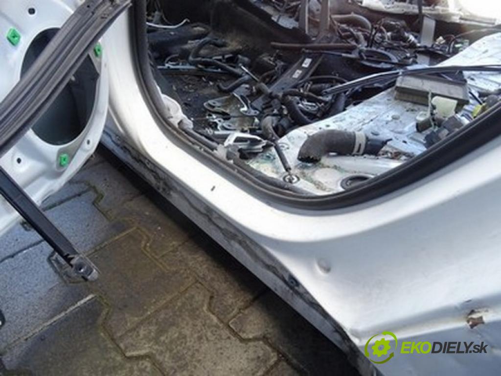 TOYOTA COROLLA sedan (_E21_) 2019 - 2022    1.8 VVTi Hybrid (ZWE211, MZEA12) 72 kW [98 KM] Hybryda silnik benzynowy / elektryczny 2019 - 2022  ČTVRŤÁK střecha blatník zadní část